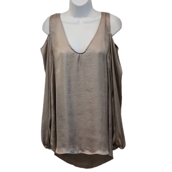 Show Me Your MuMu Hi/Low Cold Shoulder Top - Picture 2 of 6